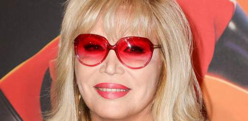 Amanda Lear scherzo a Scherzi a parte com'era da giovane donna o uomo?