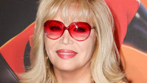 Amanda Lear scherzo a Scherzi a parte com'era da giovane donna o uomo?