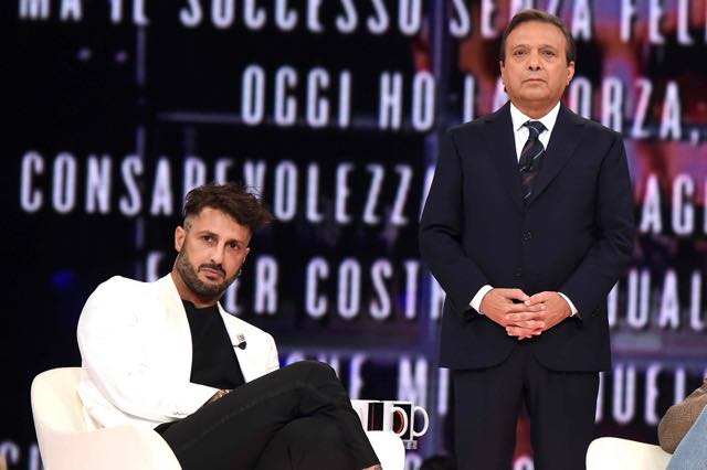 Fabrizio Corona contro Cecchi Paone da Chiambretti:"Ma chi è l'amico di Luxuria?"