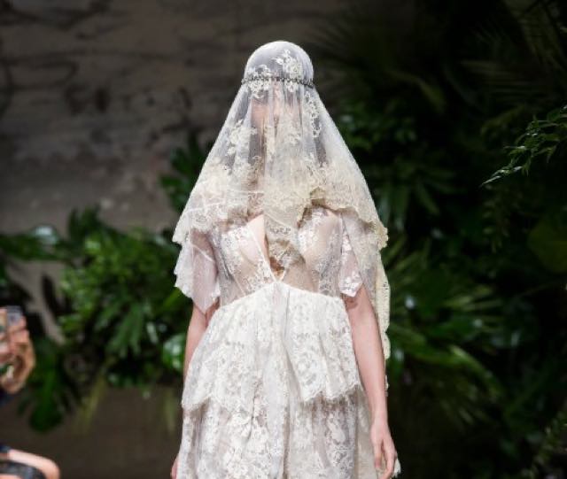 “My Perfect Day” – così si chiama la mini-collection tutta made in Italy – che rivoluziona il format e l’immagine dell’abito da sposa: Aniye By debutta nel wedding con cinque look dedicati al giorno più bello e proposti sul mercato a un prezzo…smart! Il progetto è innovativo anche nello stile che - in pieno spirito Aniye By – crea un sogno romantico, etereo di giorno e rock di notte e che – come spiega il Direttore Creativo Alessandra Marchi – “è guidato soltanto dalle emozioni”.