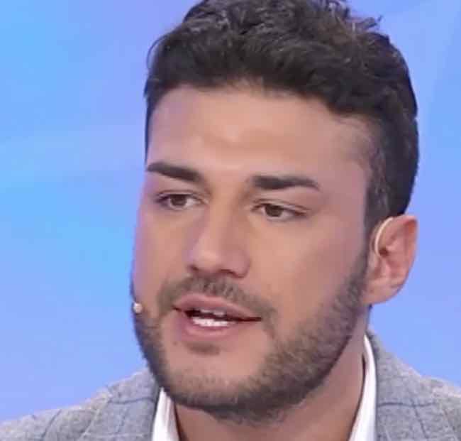 La scelta finta di Lorenzo Riccardi a Uomini e donne spiazza tutti e la reazione di Giulia e Claudia