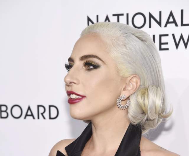 Lady Gaga ai National Board Annual Awards Gala indossa orecchini sensazionali