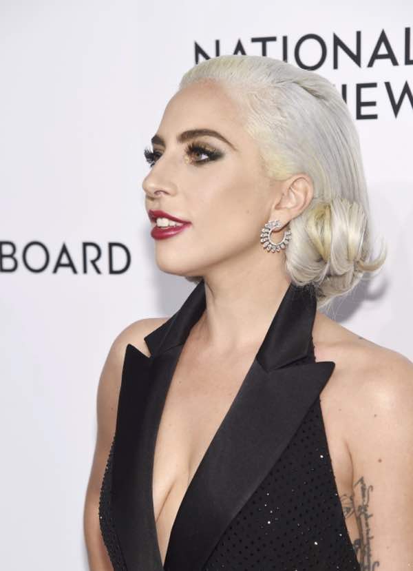 Lady Gaga ai National Board Annual Awards Gala indossa orecchini sensazionali