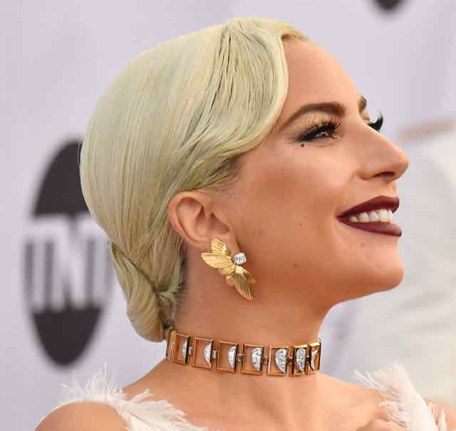 Lady Gaga domina il red carpet dei Sag awards a Los Angeles il look