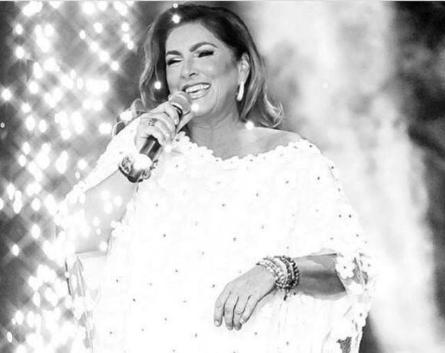 Romina Power C'è Posta per te abito stilista e look scelto e con lei c'è anche Albano