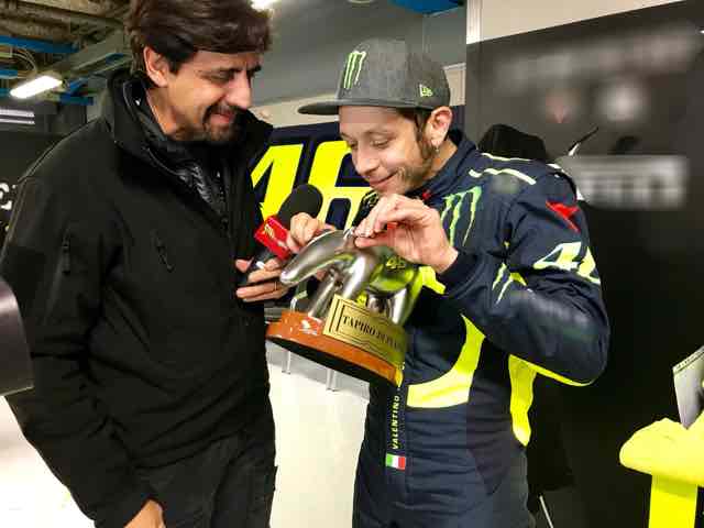 Valentino Rossi foto tapiro d'oro consegnato da Striscia la notizia