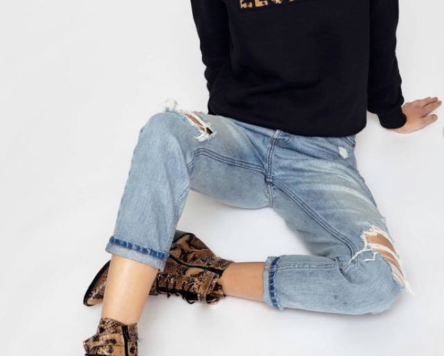 Jeans strappati lo stile della donna per la primavera 2019