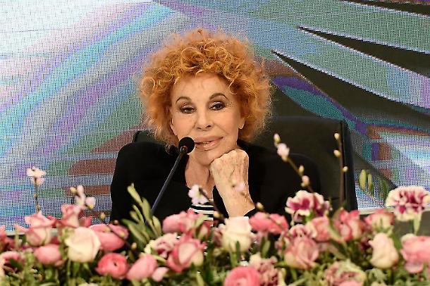 Ornella Vanoni Ora o mai più abito e stilista che look ha scelto?