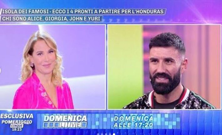 Barbara D'Urso a Pomeriggio 5 risponde a John Vitale e ai suoi insulti sul web