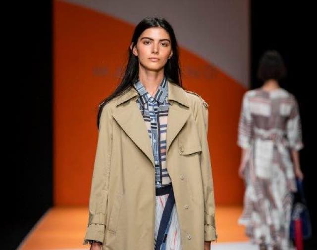 Moda donna il trench va di moda? Ecco le ultime tendenze