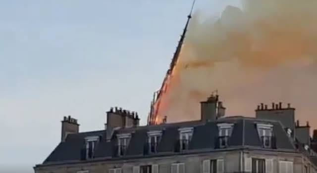 Notre Dame incendio choc nel mondo non resterà più niente e cade la guglia