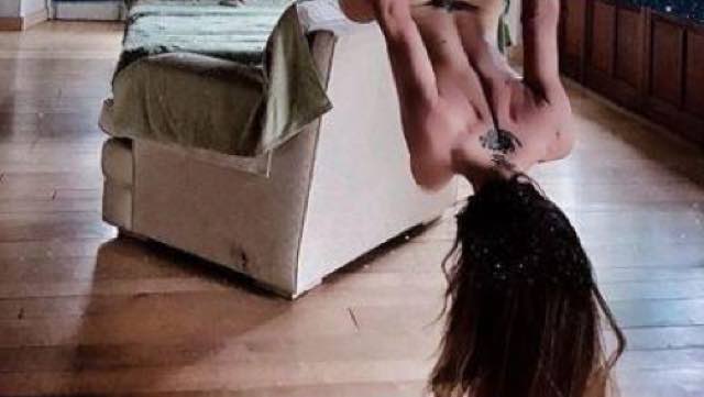 Naike Rivelli nuda con la foto di San Pietro tra le gambe ecco la foto