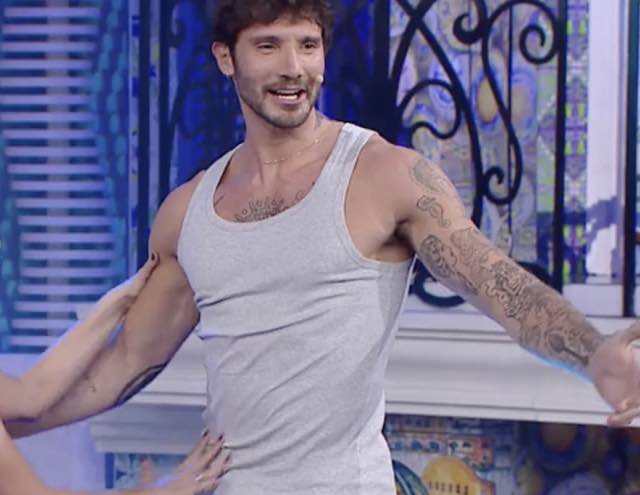 Stefano De Martino resta in mutande in Tv e poi si fa sculacciare