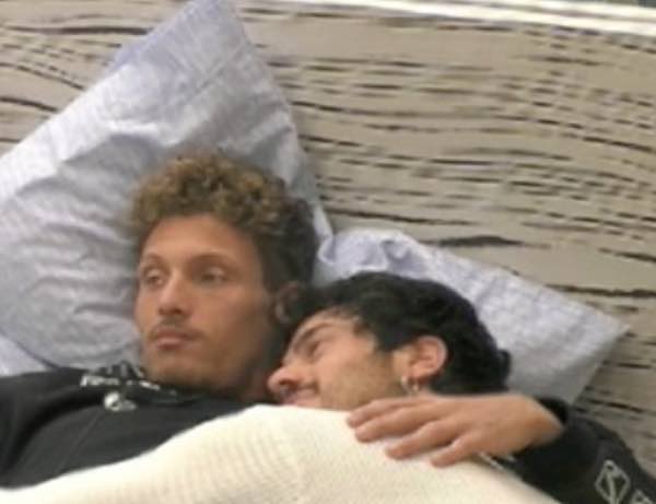 Grande Fratello Gaetano e Gennaro coccole intime a letto