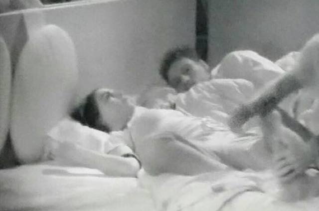 Grande Fratello Gennaro a letto con Francesca si eccita e qualcosa si muove, la foto