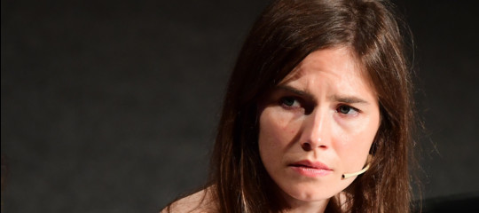 Amanda Knox si sposa ma non ha soldi e quindi chiede 10mila dollari alla gente