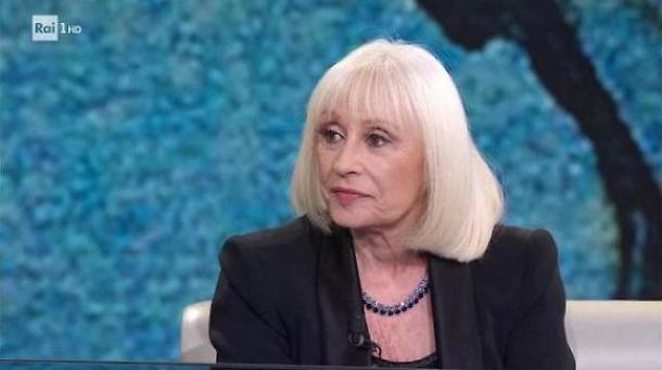 Raffaella Carrà nel mirino della Tv ecco il messaggio importante per noi