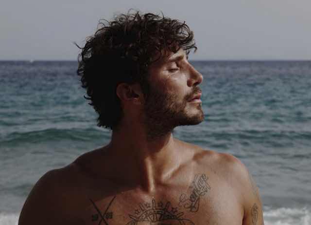 Stefano De Martino si è rifatto le labbra? Intanto vola a Ibiza con Belen