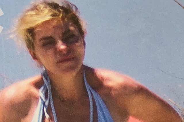 Claudia Gerini in topless al mare il costume le gioca un brutto scherzo