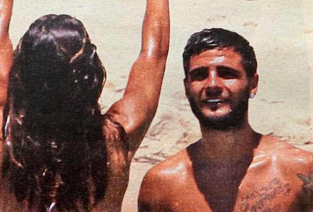 Insigne in spiaggia con la moglie