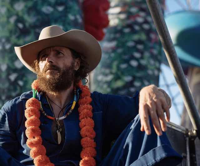 Jovanotti JOVA BEACH PARTY abito e look del cantante durante il concerto