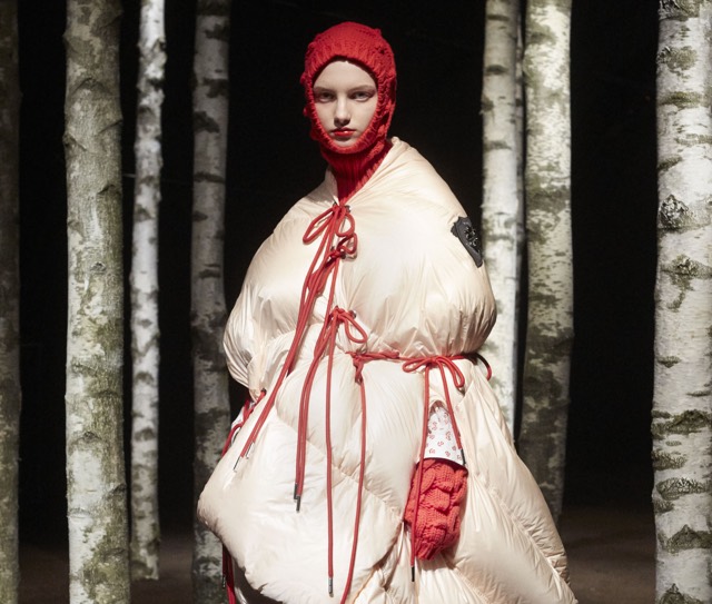 MONCLER SIMONE ROCHA le silhouette voluminose si trasformano in mantelle