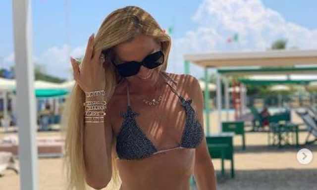 Federica Panicucci al mare in costume si è rifatta?