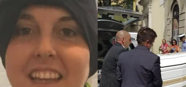 Nadia Toffa camera ardente l'arrivo della bara e la commozione dei bresciani