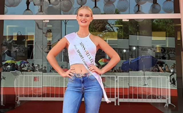 Miss Italia Domiziana la riserva che sfila sul red carpet del Festival di Venezia