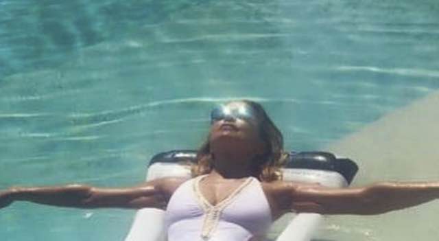 Barbara D'Urso rischia un colpo di sole a causa di questo caldo torrido