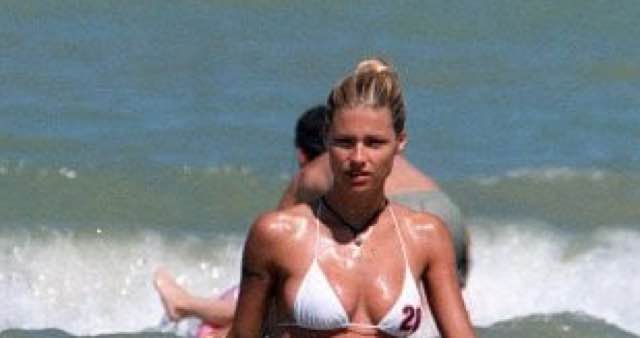 Michelle Hunziker lato b in mostra la mare con il marito e i figli