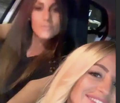 Ilaria e Katia di Temptation si baciano in bocca prima di andare in discoteca