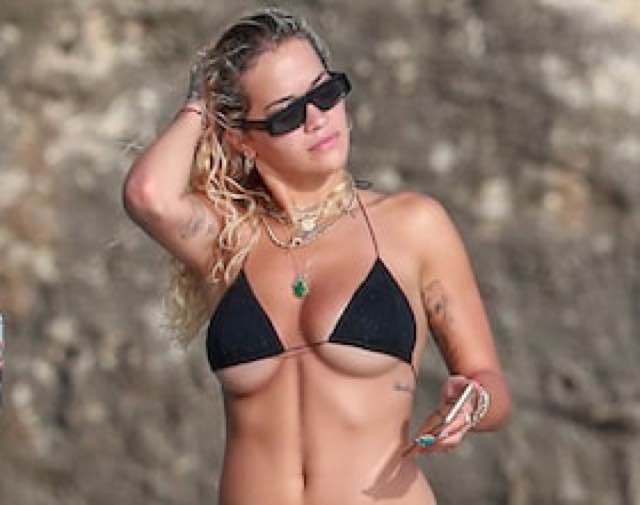 Rita Ora bikini favoloso in barca e si vede quasi tutto