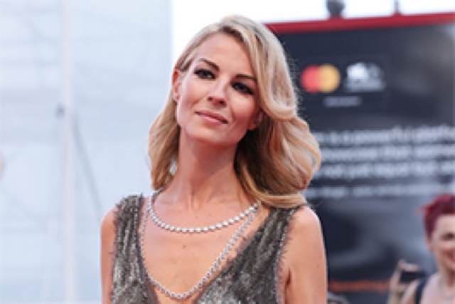 Roberta Ruiu incanta Venezia sul red carpet abito e gioielli