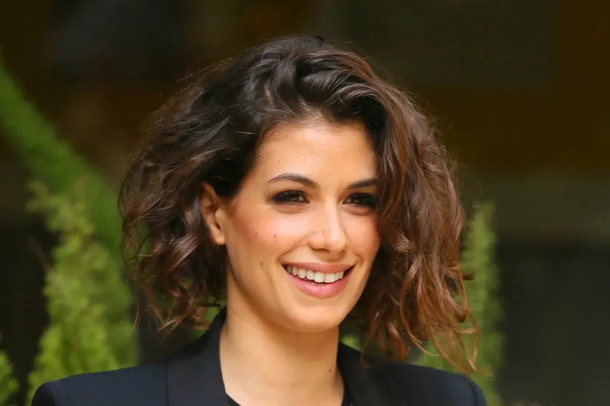 Giulia Michelini sorridente con capelli mossi – Foto ritratto