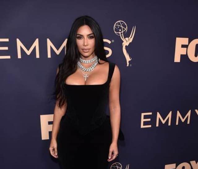 Kim Kardashian agli Emmy Awards abito look e stilista