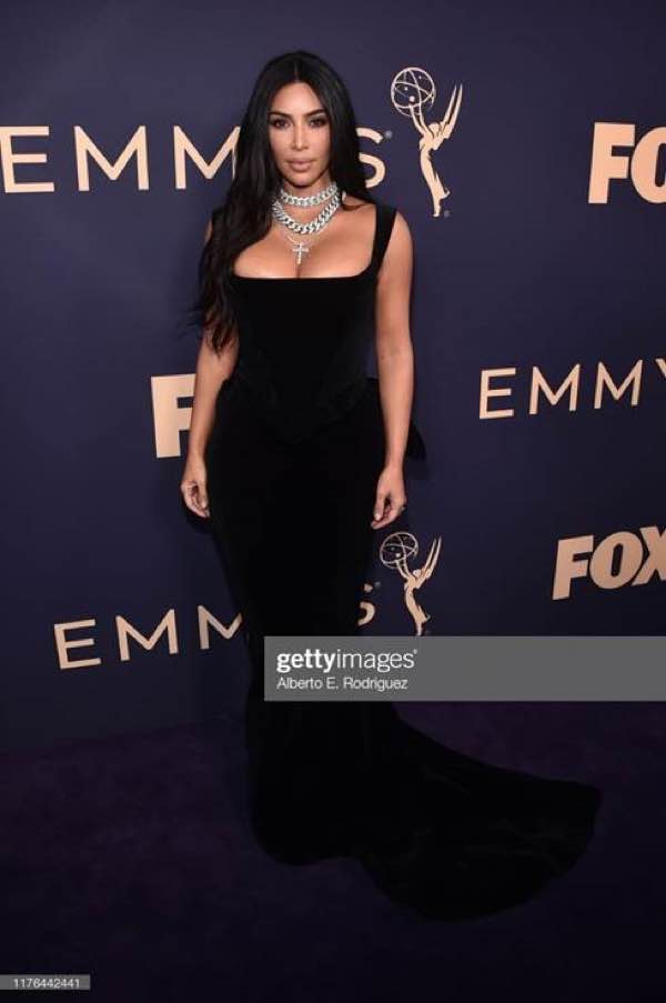 Kim Kardashian agli Emmy Awards abito look e stilista