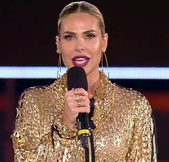 Ilary Blasi abito EuroGames come un Ferrero Rocher stilista