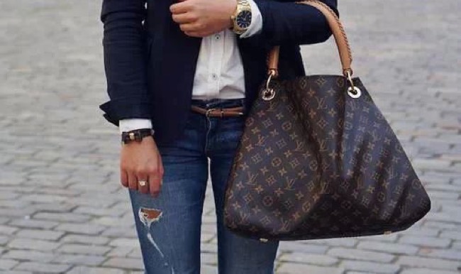 Come indossare un paio di jeans per essere alla moda e eleganti