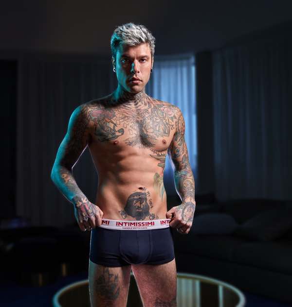 Fedez e il nuovo intimo di tendenza indossato alla Milano fashion week