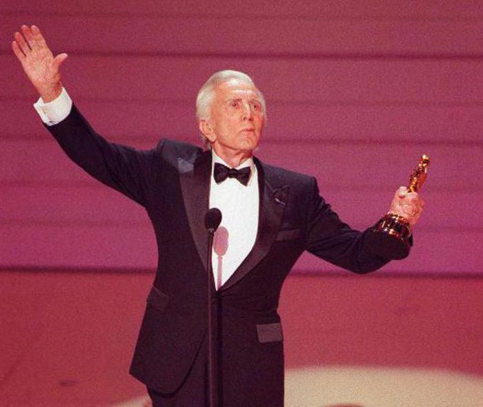 Come è morto Kirk Douglas e che malattia aveva