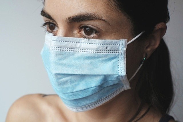 Italia Coronavirus comprare disinfettante mani da viaggio e mascherine