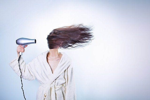 Capelli lunghi in quarantena e capelli bianchi come essere belle lo stesso