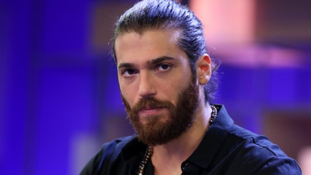 Can Yaman il bello di Daydreamer tra palestra e look trendy e il calendario