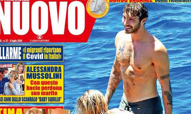 Stefano De Martino in barca con una bionda dal lato B perfetto