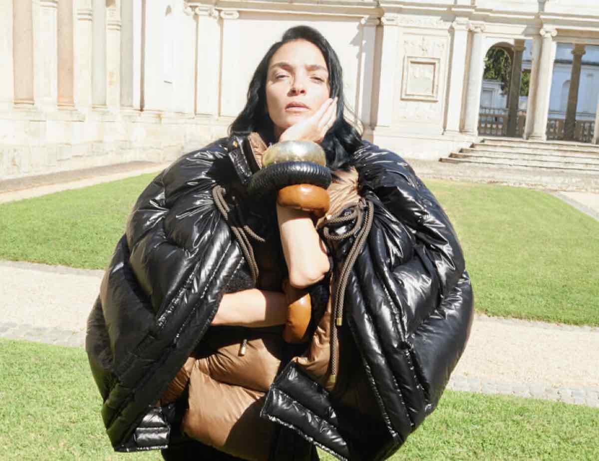 Veronica Leoni interpreta l’attitudine outdoor di Moncler