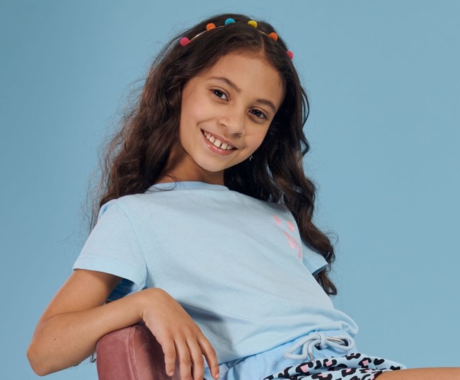 Arriva “Young & Cool”, la Capsule Collection SS21 disegnata e pensata da Elettra Lamborghini. Un Total look composto da t-shirt e short con dettagli e stampe all-over maculate, da sempre un must inconfondibile dei look di Elettra, declinate in quattro diverse tonalità: azzurro, rosa, bianco e marrone. 100% Made in Italy, ironica, dinamica, frizzante, esattamente come Elettra, la Capsule “Young & Cool” tingerà di colore e originalità le calde giornate estive di bimbe e adolescenti.