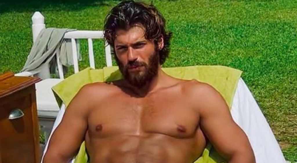 Can Yaman Dvd e poster e calendario: la felicità delle fan