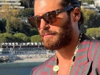 Can Yaman stupisce a Montecarlo parole d'amore e look da Oscar