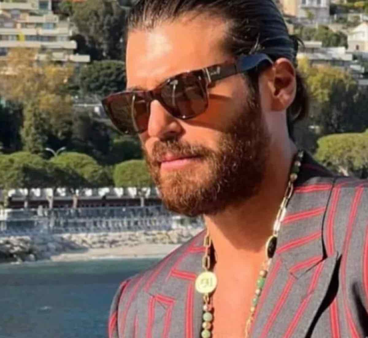 Can Yaman stupisce a Montecarlo parole d'amore e look da Oscar